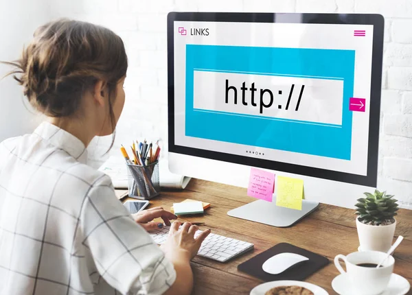 Woman working with computer — Stock Photo, Image