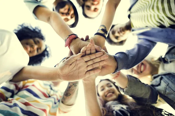 Equipo de estudiantes en círculo — Foto de Stock