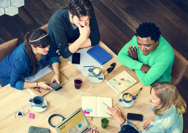 Studenten leren samen — Stockfoto