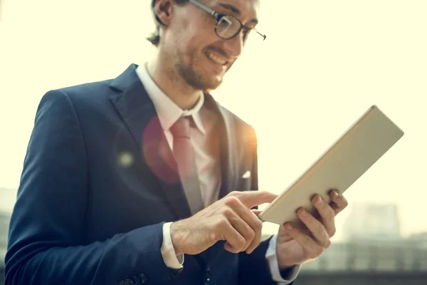 Uomo d'affari che lavora con tablet — Foto Stock