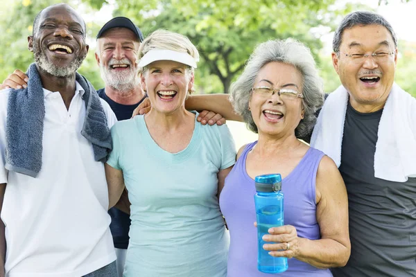 Amis seniors sportifs au parc — Photo