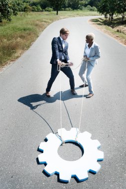 İpler çekerek iş adamları