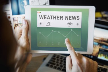 Dijital tablet kullanan adam  