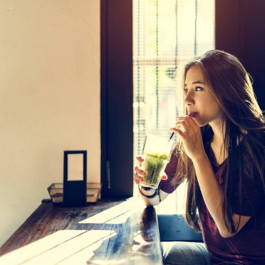 Kafede kokteyl içen kadın.