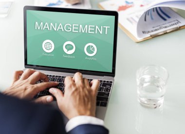 tipik dizüstü klavye üzerinde işadamı