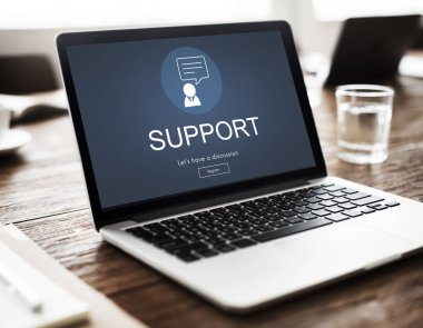 ahşap masa üstünde açılan laptop 
