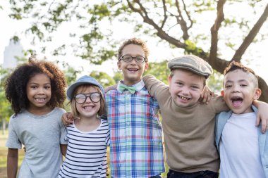 Casual giyinen çocukları iyi eğlenceler