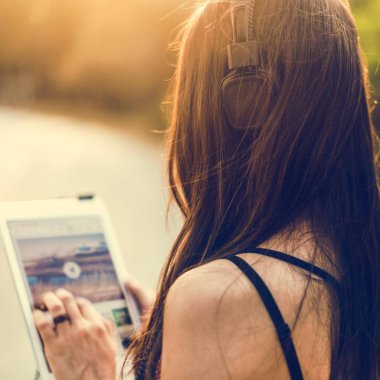 Tablet içinde tarama kız