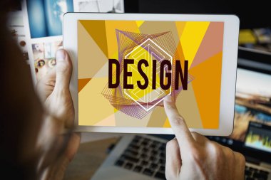 Dijital tablet kullanan adam  