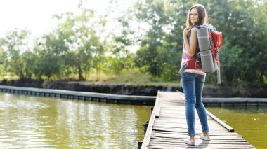 sırt çantası ile genç kız