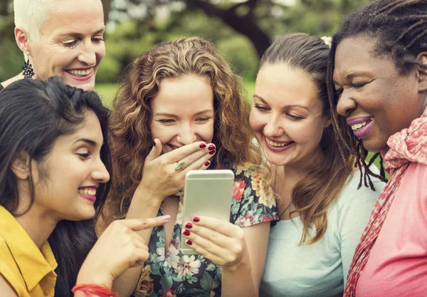 Frauen schauen aufs Smartphone — Stockfoto
