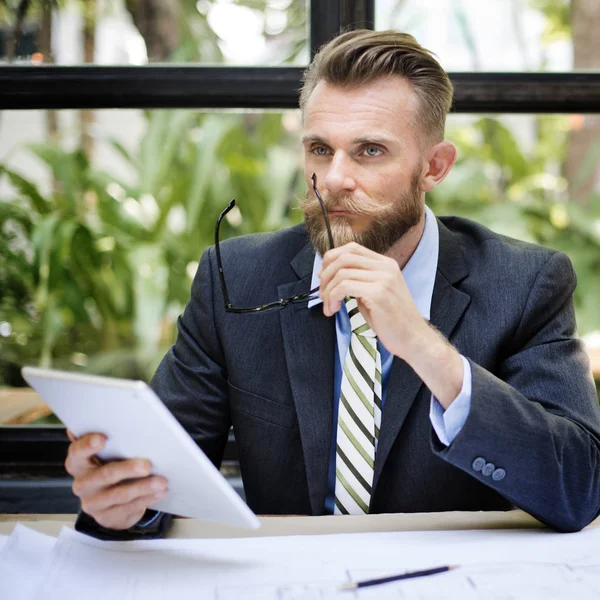 Uomo d'affari utilizzando tablet digitale — Foto Stock