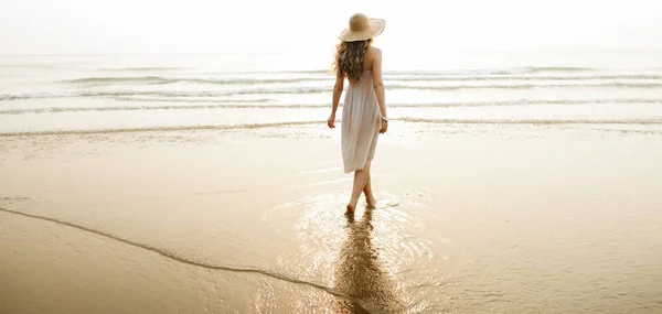 Mooie vrouw in zomer hoed — Stockfoto