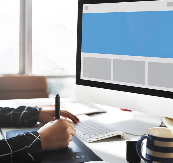 Vrouw die met een computer werkt — Stockfoto