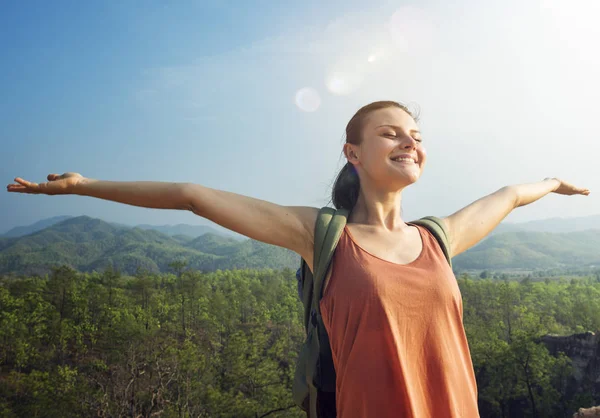 Felice ragazza godendo la libertà — Foto Stock