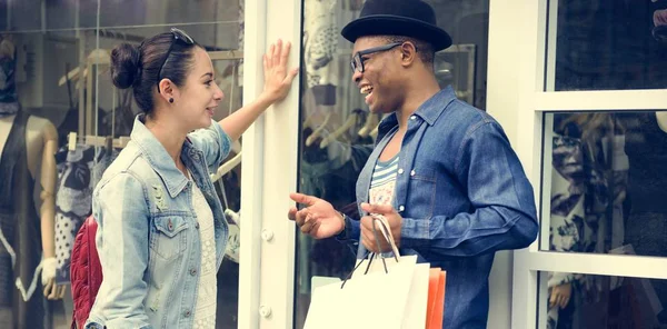 Casal de clientes durando compras — Fotografia de Stock