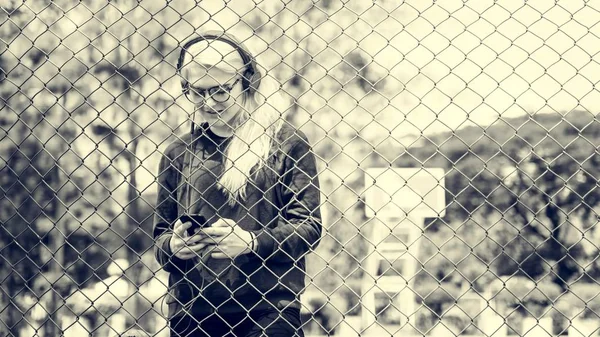 Jovem mulher ouvindo música — Fotografia de Stock