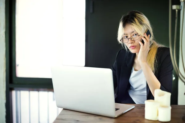 Mujer asiática usando laptop — Foto de Stock