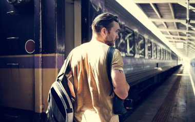 Adam kameraya tren istasyonu ile