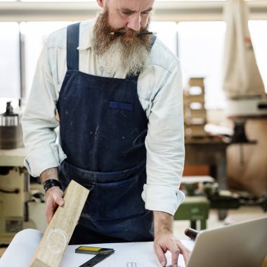 Dizüstü bilgisayar atölye Studio'yu kullanarak ustası