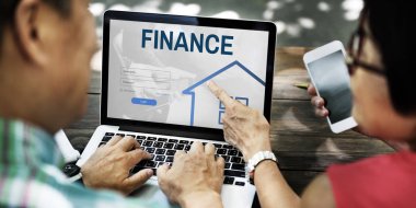 Dizüstü bilgisayar kullanan çift 