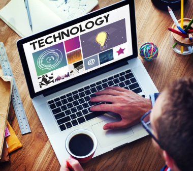 dizüstü bilgisayar kullanan adam