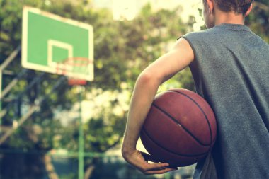 basketbol topu tutan çocuk