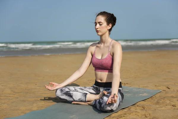 Mujer haciendo meditación de yoga — Foto de Stock