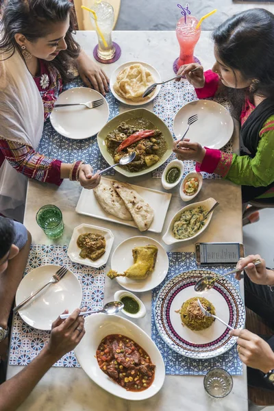 Amigos indios en restaurante — Foto de Stock