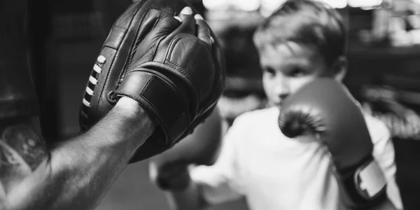 Ejercicio de boxeo de entrenamiento de niño — Foto de Stock