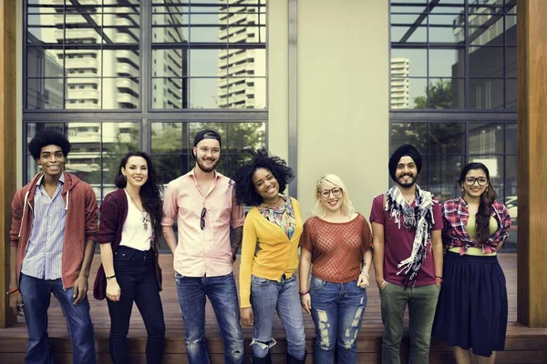 Amici in posa per la fotocamera — Foto Stock