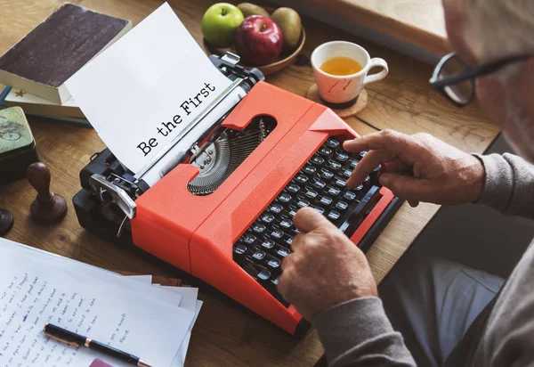 기자 남자 typewriting 기계에 입력 — 스톡 사진