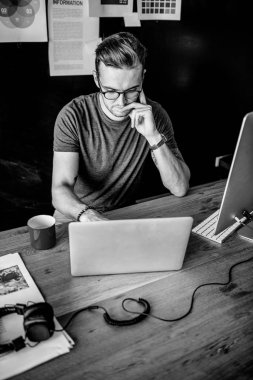 Dizüstü bilgisayarda çalışan adam