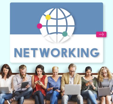 Dijital aygıtlar kullanan insanlar