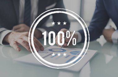 İş erkek toplantıda konuşan