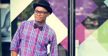 Şapkalı Afrika asıllı adam