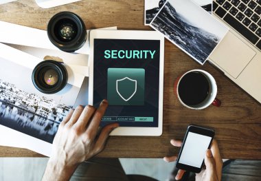 Dijital tablet kullanan adam  