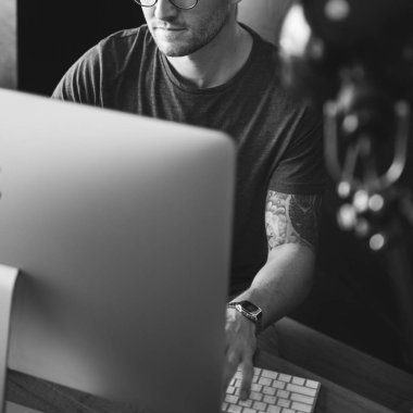 Bilgisayarda çalışan adam 