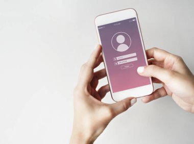 Cep telefonu ellerinde.