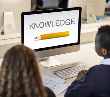 sınıf öğrencilerin bilgisayar kullanarak