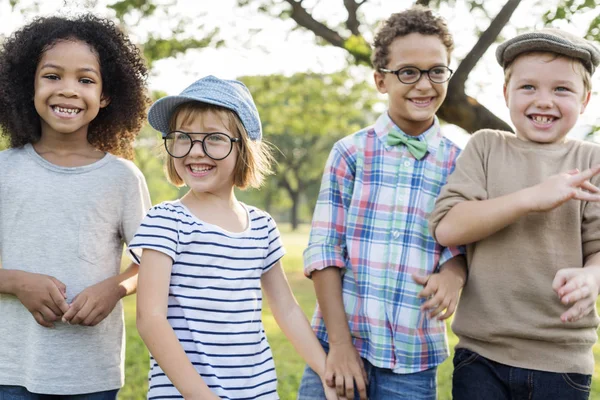 Lässig gekleidete Kinder haben Spaß — Stockfoto