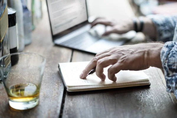 Journalist schreibt Notizen — Stockfoto