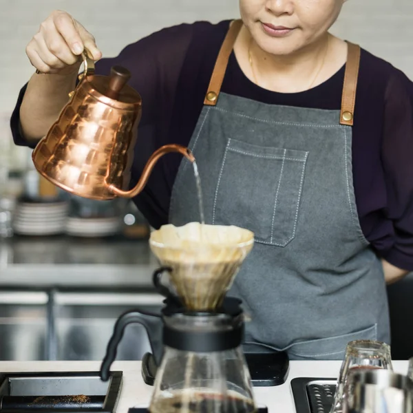 Barista dělat kávu v kavárně — Stock fotografie