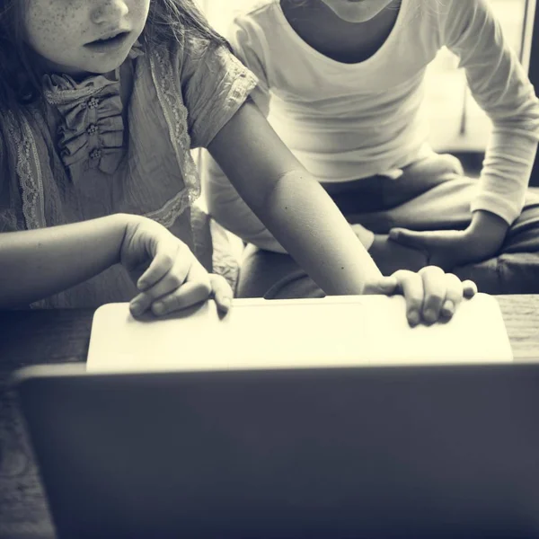 Zusjes spelen met laptop — Stockfoto