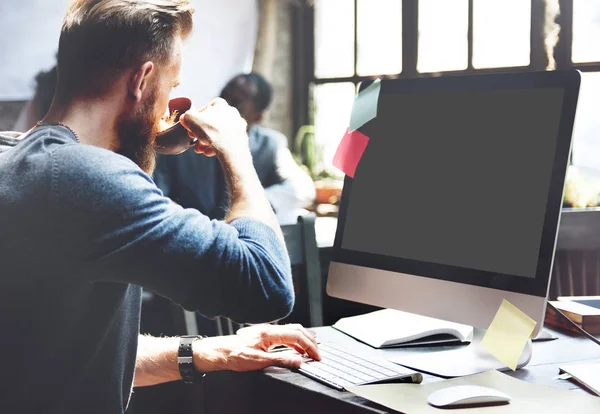 Geschäftsmann arbeitet mit Computer — Stockfoto