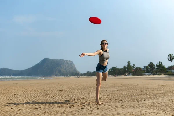 Mulher esportiva jogando Frisbee — Fotografia de Stock