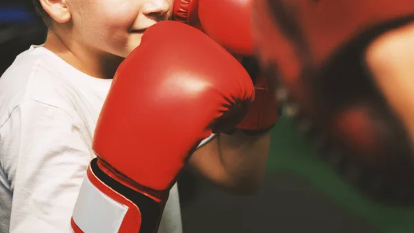 Jongen trainingsoefening Boksen — Stockfoto