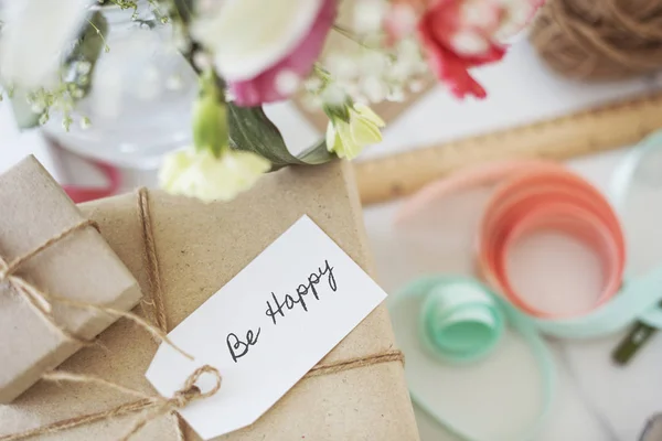 Gift in Kraft papier met tag — Stockfoto