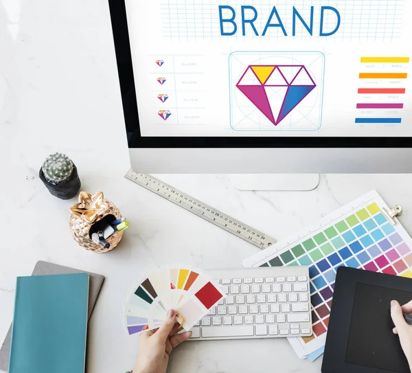 Mujer trabajando con tableta gráfica — Foto de Stock