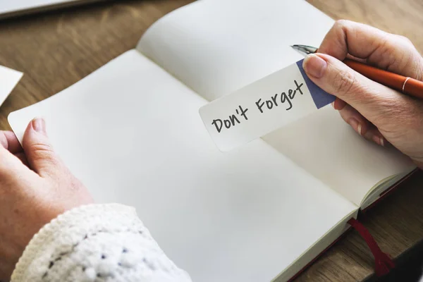 Senior person holding reminder note — Stock Photo, Image